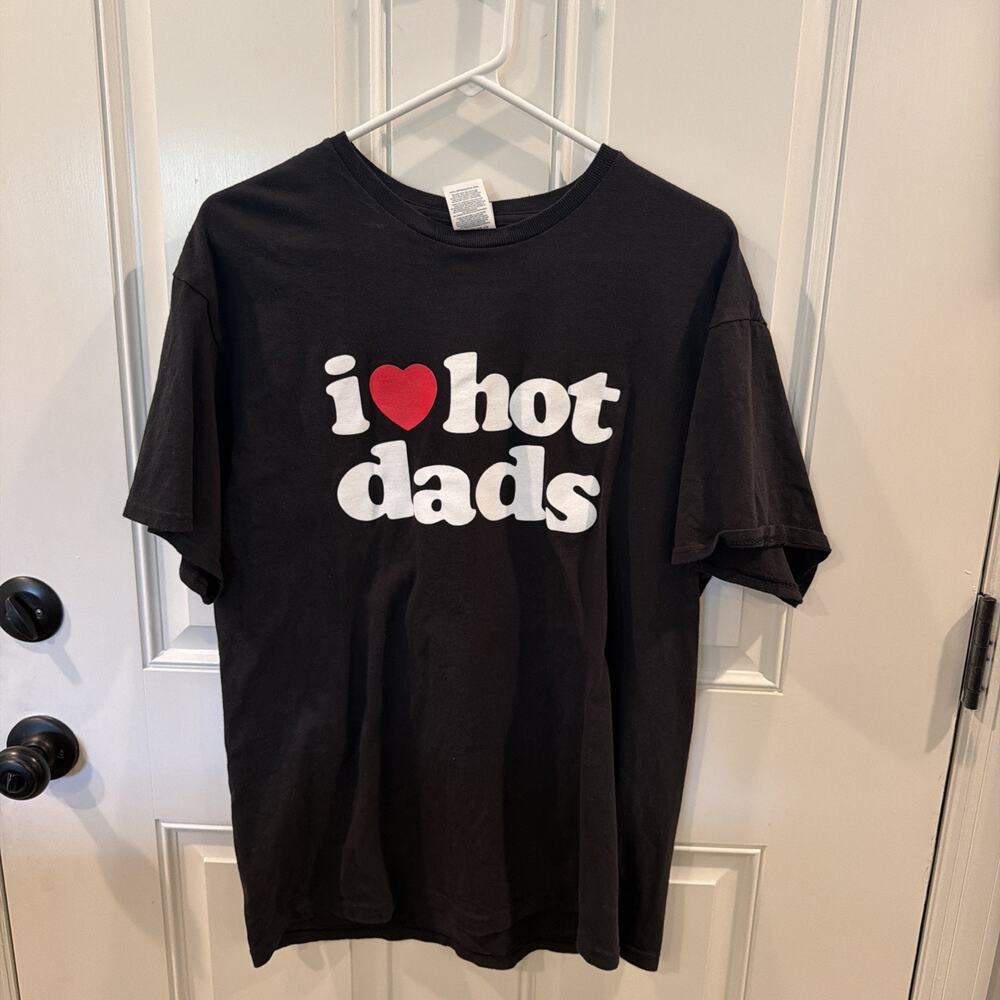 I❤️ Hot Dads Tshirt Sz L